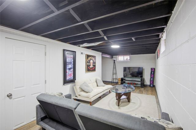 2300 Dean Avenue, Des Moines, IA 50317