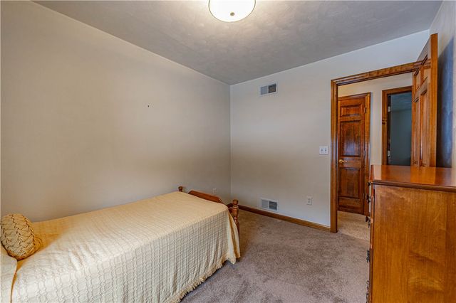 536 Lori Dr, Allegheny Twp, PA 15656