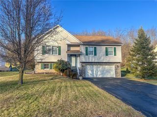 536 Lori Dr, Allegheny Twp, PA 15656