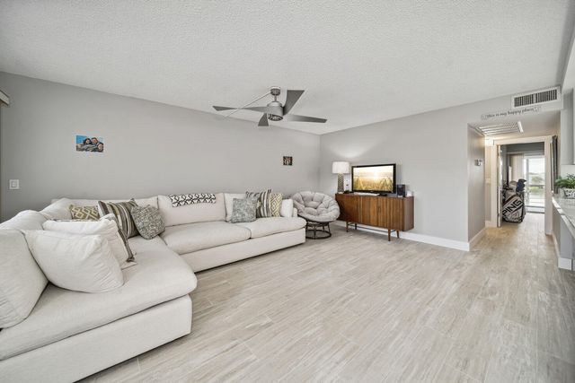 364 WELLINGTON J, West Palm Beach, FL 33417