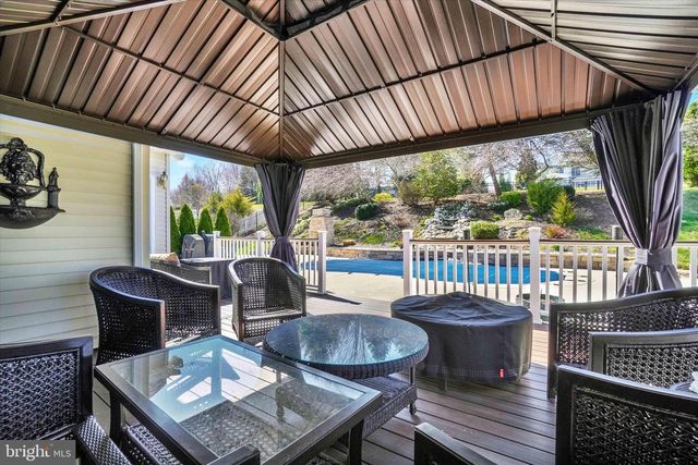 2773 MEADOW CROSS WAY, York, PA 17402