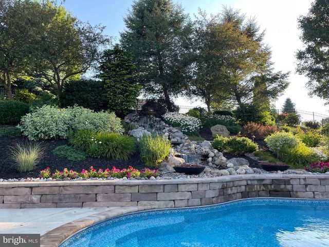 2773 MEADOW CROSS WAY, York, PA 17402