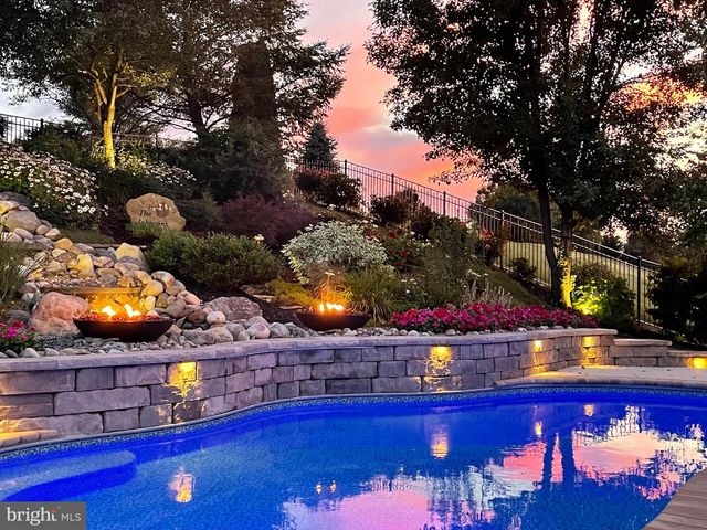 2773 MEADOW CROSS WAY, York, PA 17402