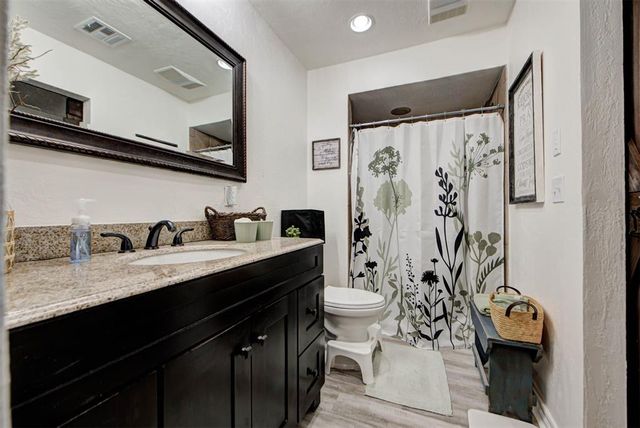 1004 S Neptune Road, Edmond, OK 73003