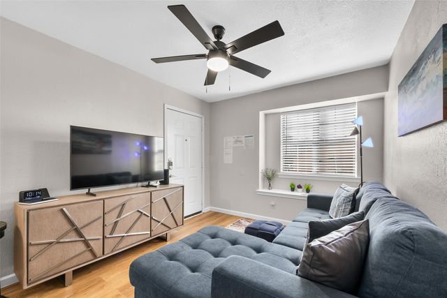 1712 Crest Point Drive, Arlington, TX 76012