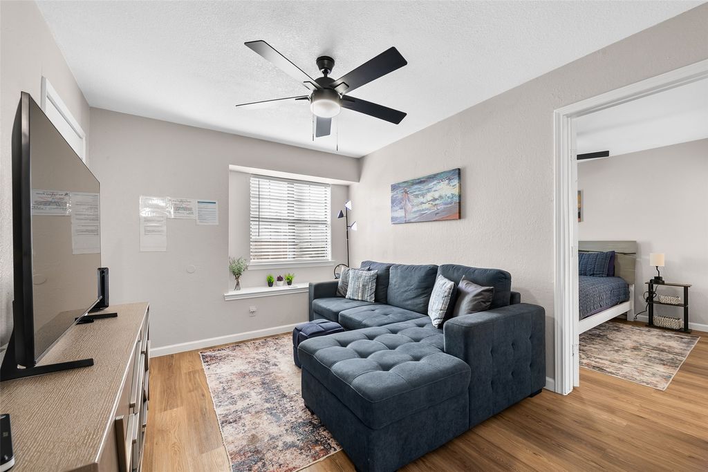 1712 Crest Point Drive, Arlington, TX 76012