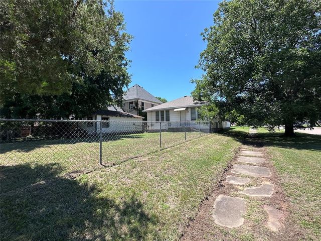 327 N Park Avenue, Shawnee, OK 74801