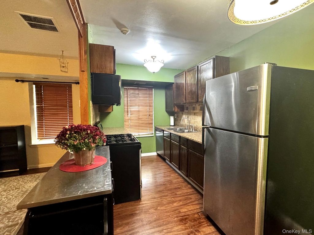 8 Denver Court 8D, Coram, NY 11727 — photo 2