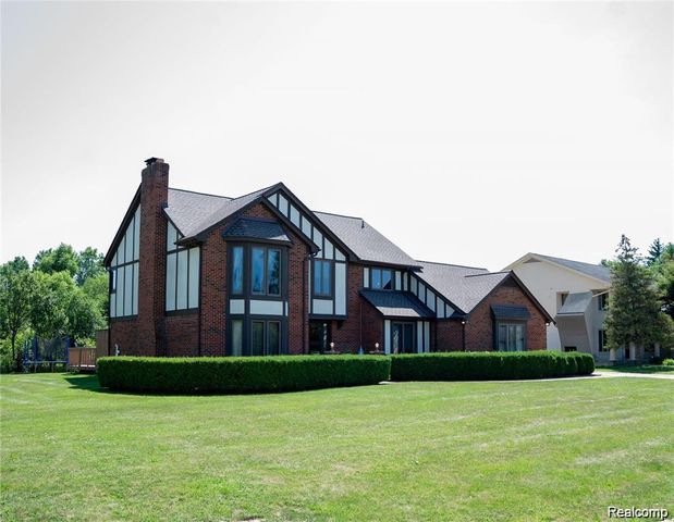 6651 Arlington Drive, West Bloomfield Charter Township, MI 48322