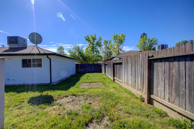 1673 Sacramento Dr, Merced, CA 95348