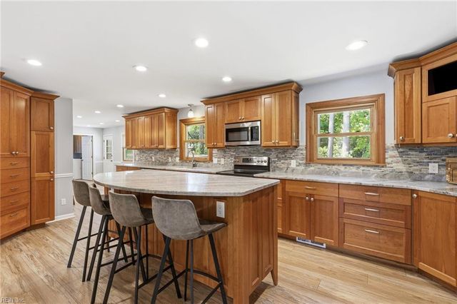5369 Bagpipers LN, Virginia Beach, VA 23464