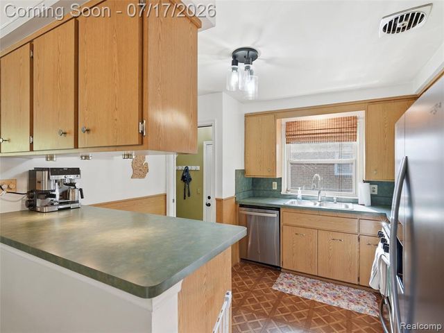 21920 Mauer Street, Saint Clair Shores, MI 48080