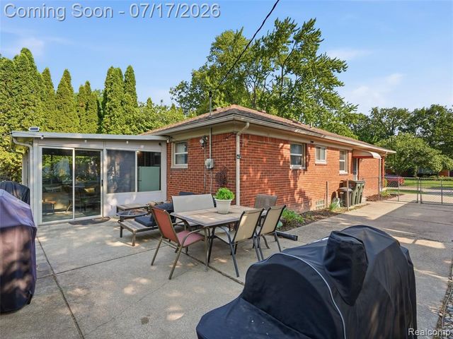 21920 Mauer Street, Saint Clair Shores, MI 48080