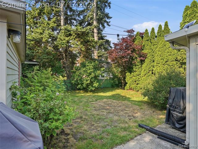 21920 Mauer Street, Saint Clair Shores, MI 48080
