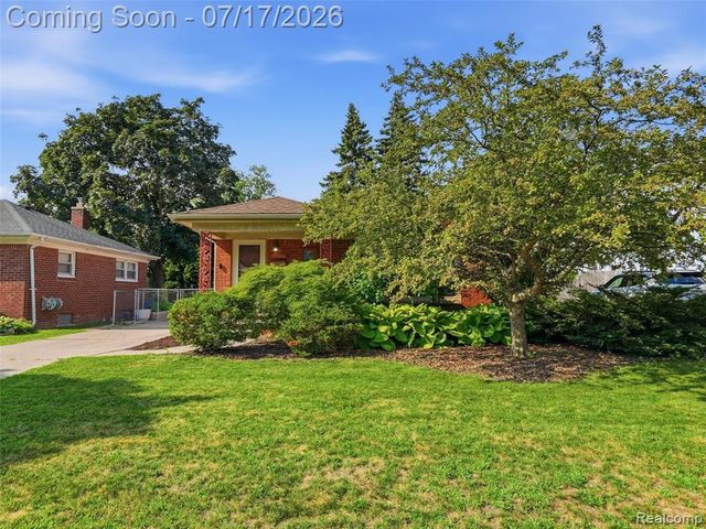 21920 Mauer Street, Saint Clair Shores, MI 48080