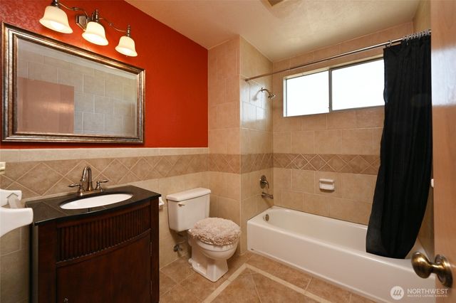4407 30th Avenue W, Seattle, WA 98199
