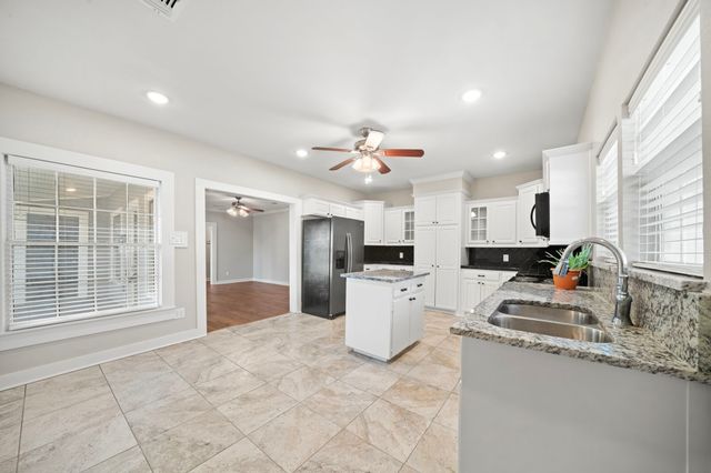 712 W Knox Street, Ennis, TX 75119