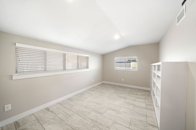 712 W Knox Street, Ennis, TX 75119