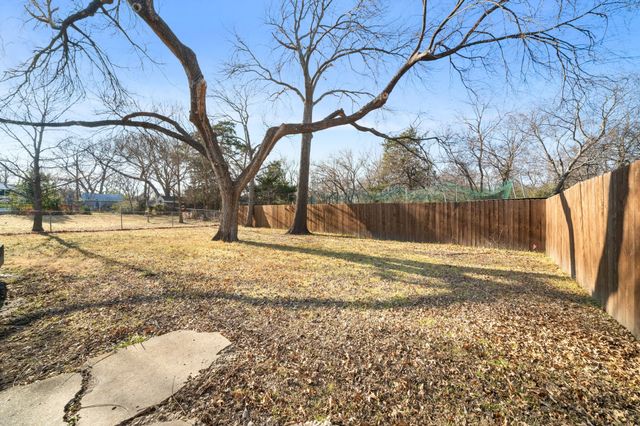 712 W Knox Street, Ennis, TX 75119