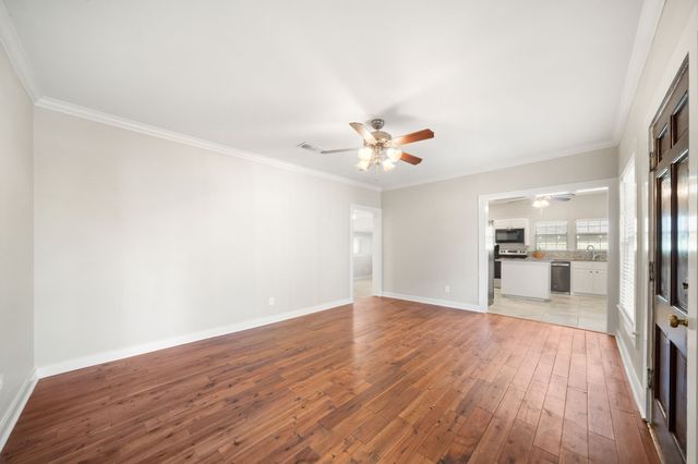 712 W Knox Street, Ennis, TX 75119