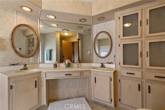 1300 W Menlo Avenue 215, Hemet, CA 92543