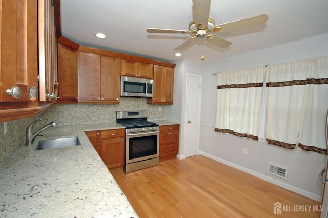 4 White Oaks Drive, Sayreville, NJ 08872