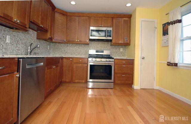 4 White Oaks Drive, Sayreville, NJ 08872