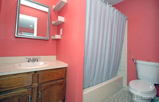 4 White Oaks Drive, Sayreville, NJ 08872