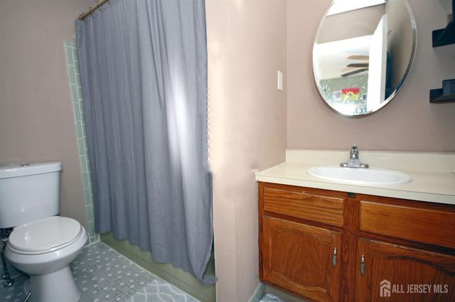 4 White Oaks Drive, Sayreville, NJ 08872