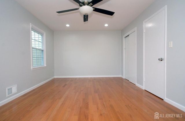 4 White Oaks Drive, Sayreville, NJ 08872