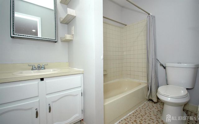 4 White Oaks Drive, Sayreville, NJ 08872