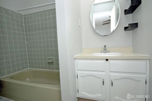 4 White Oaks Drive, Sayreville, NJ 08872