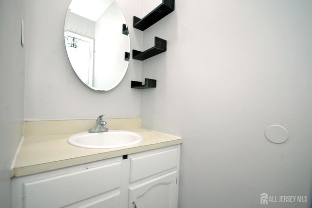 4 White Oaks Drive, Sayreville, NJ 08872