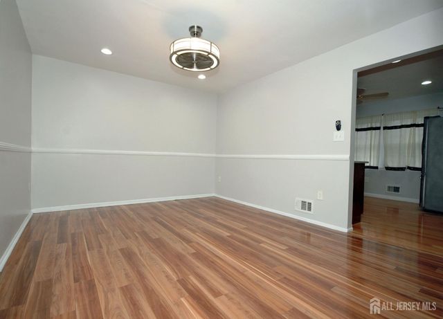 4 White Oaks Drive, Sayreville, NJ 08872