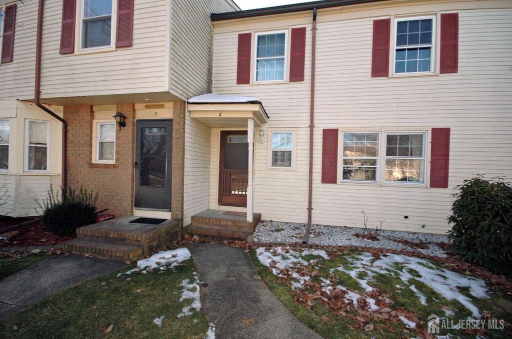 4 White Oaks Drive, Sayreville, NJ 08872