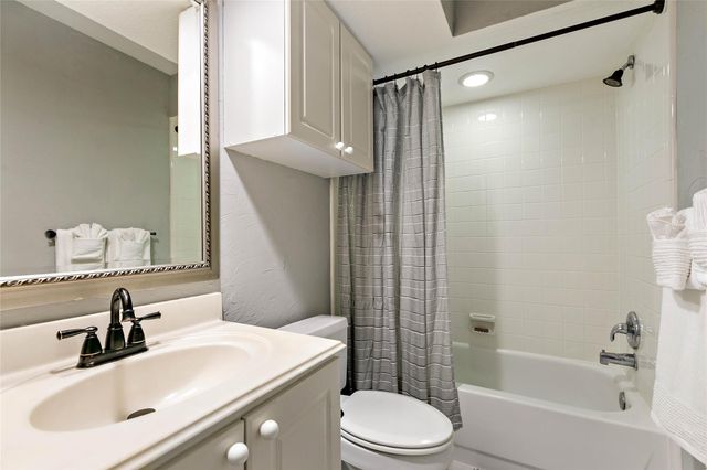 35 Larks Aire Place, The Woodlands, TX 77381