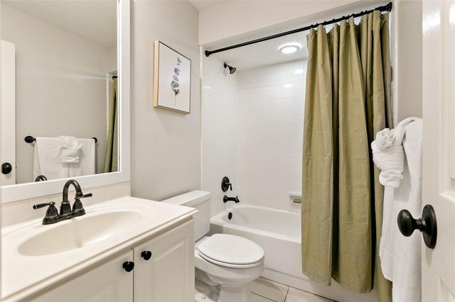 35 Larks Aire Place, The Woodlands, TX 77381
