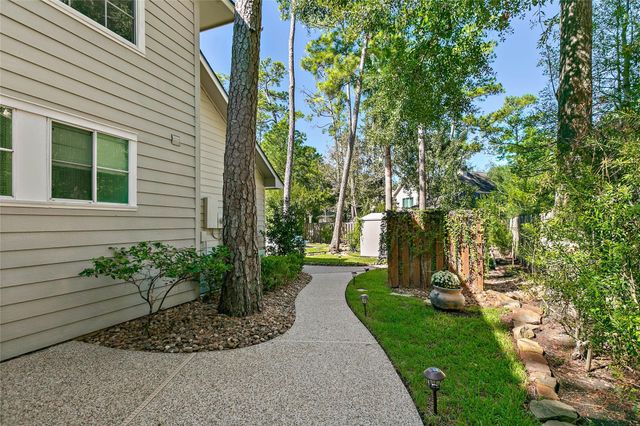 35 Larks Aire Place, The Woodlands, TX 77381