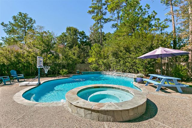 35 Larks Aire Place, The Woodlands, TX 77381