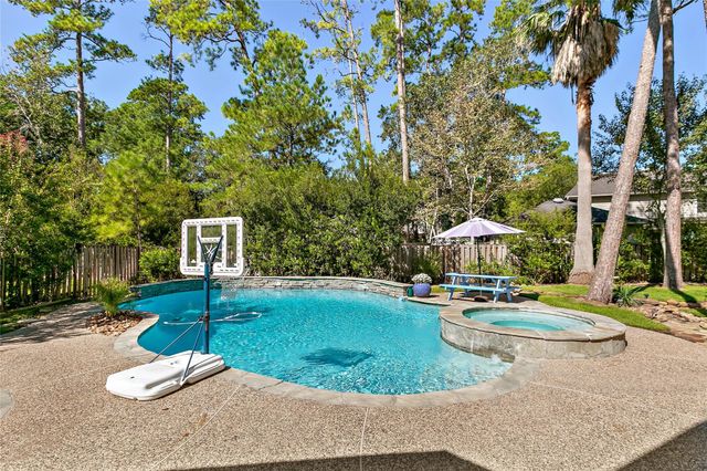 35 Larks Aire Place, The Woodlands, TX 77381