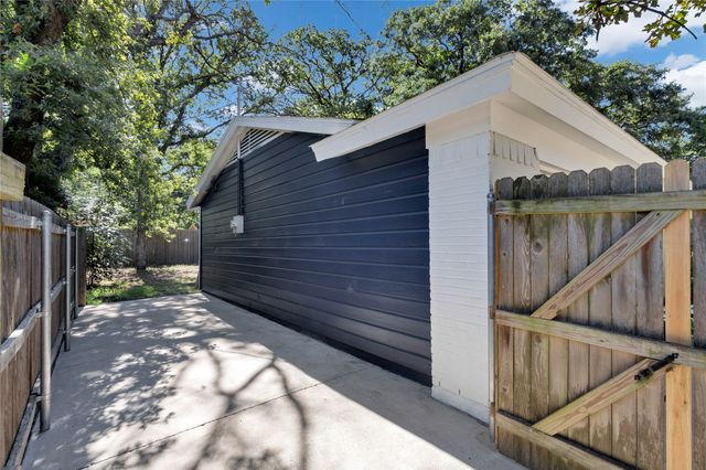 813 Clover Park Drive, Arlington, TX 76013