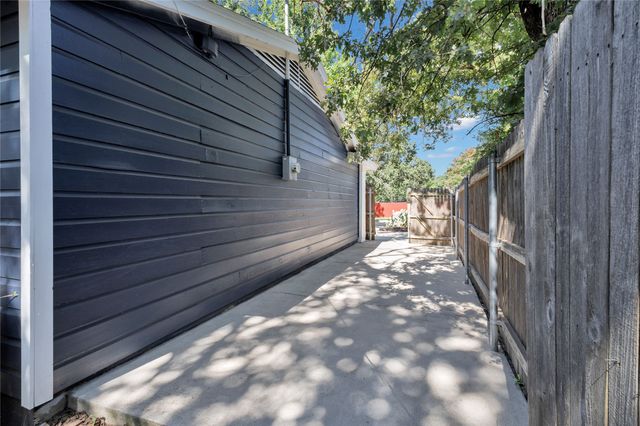 813 Clover Park Drive, Arlington, TX 76013