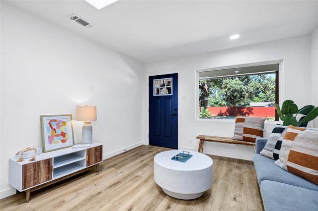 813 Clover Park Drive, Arlington, TX 76013