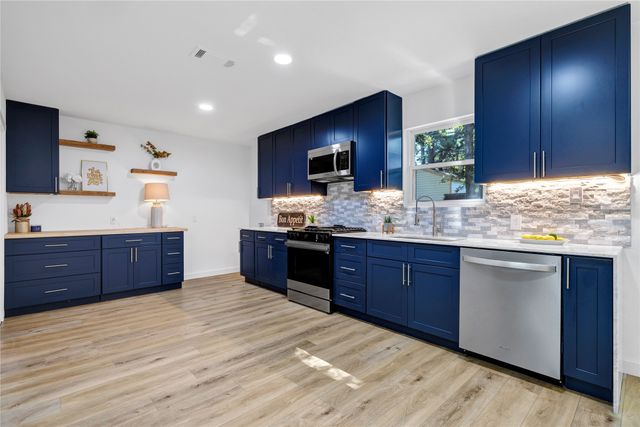 813 Clover Park Drive, Arlington, TX 76013