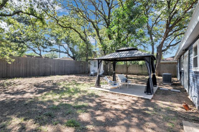 813 Clover Park Drive, Arlington, TX 76013