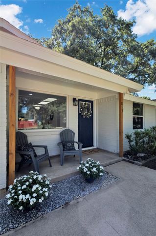 813 Clover Park Drive, Arlington, TX 76013