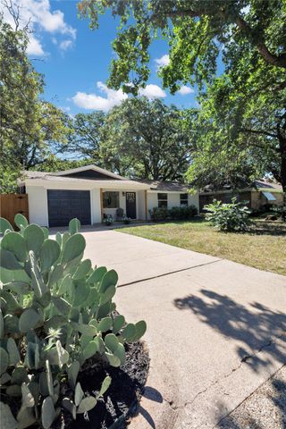 813 Clover Park Drive, Arlington, TX 76013