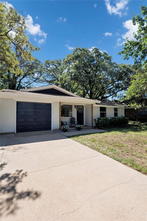 813 Clover Park Drive, Arlington, TX 76013