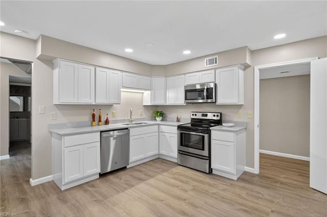 748 Cottonwood CT, Virginia Beach, VA 23462