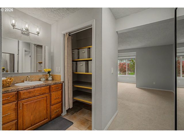 2038 TITAN Ter, West Linn, OR 97068